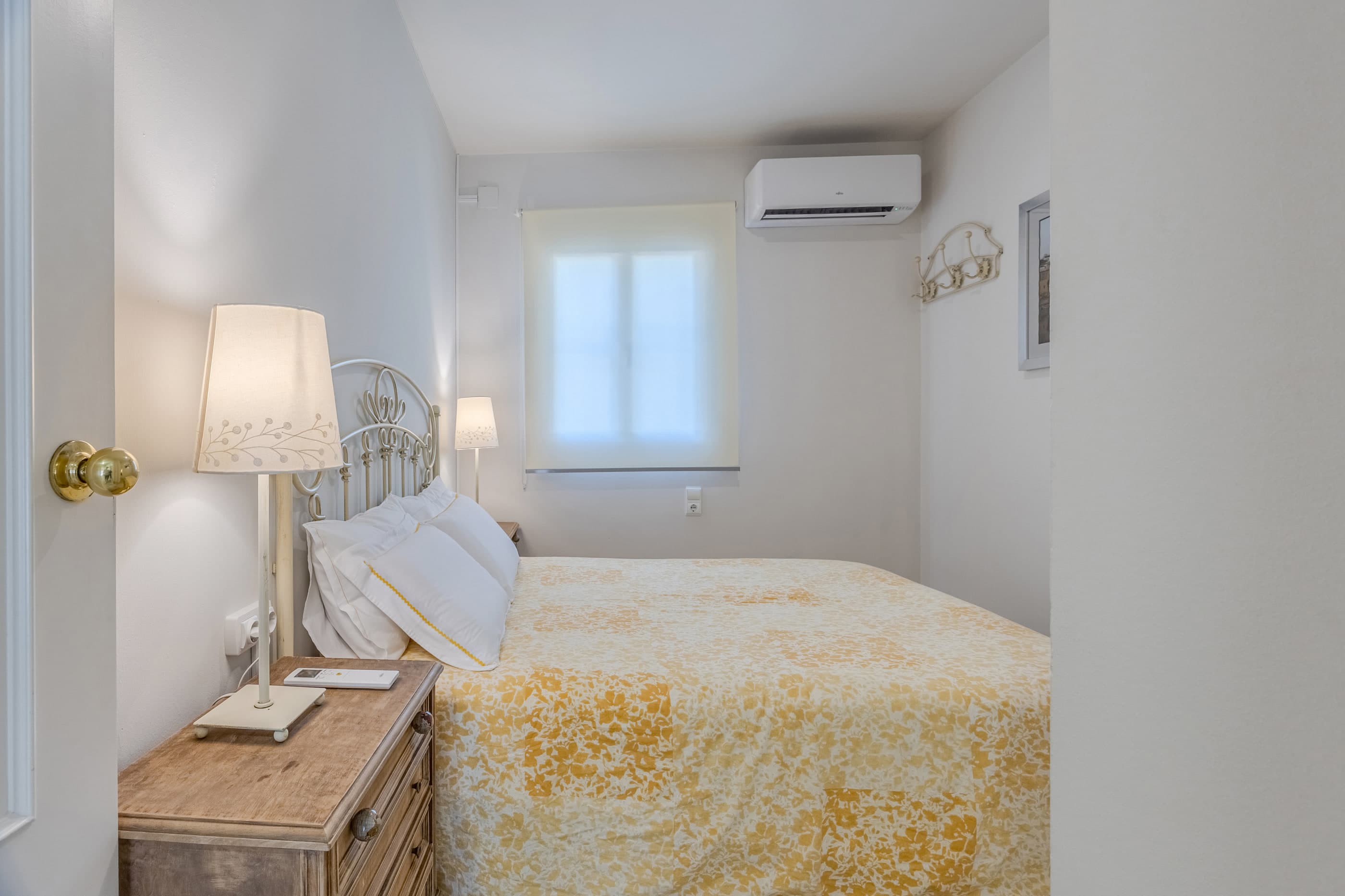 Dormitorio 03 con cama doble de 135x190 y mesa de trabajo para teletrabajo