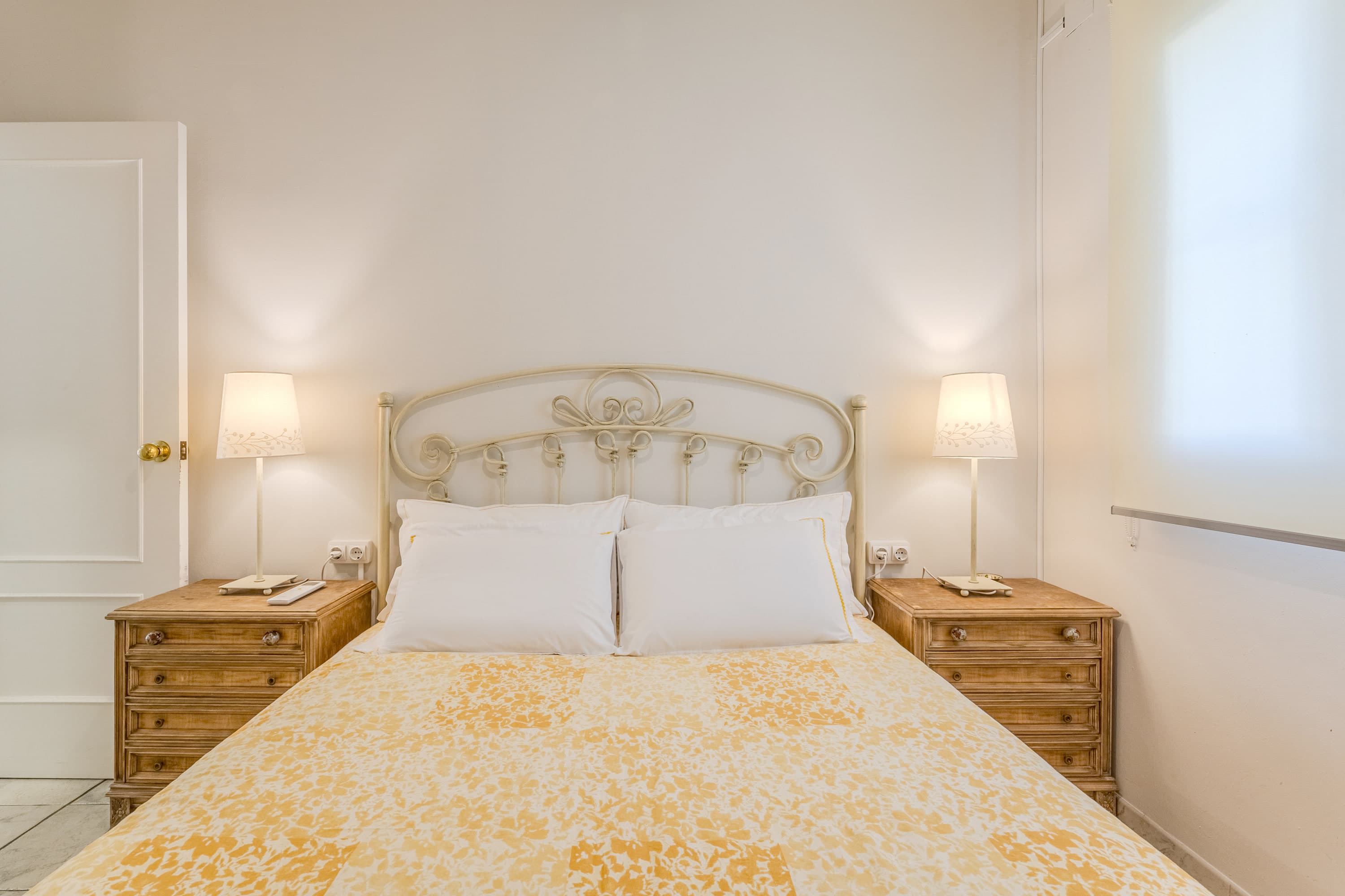 Suite principal con cama doble de 150x190, cabecero de forja y baño en suite